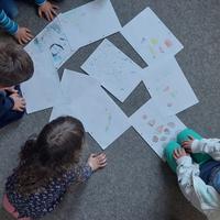 Die Kindergartenkinder malen Bilder, wie sie sich ihren Naschgarten vorstellen.